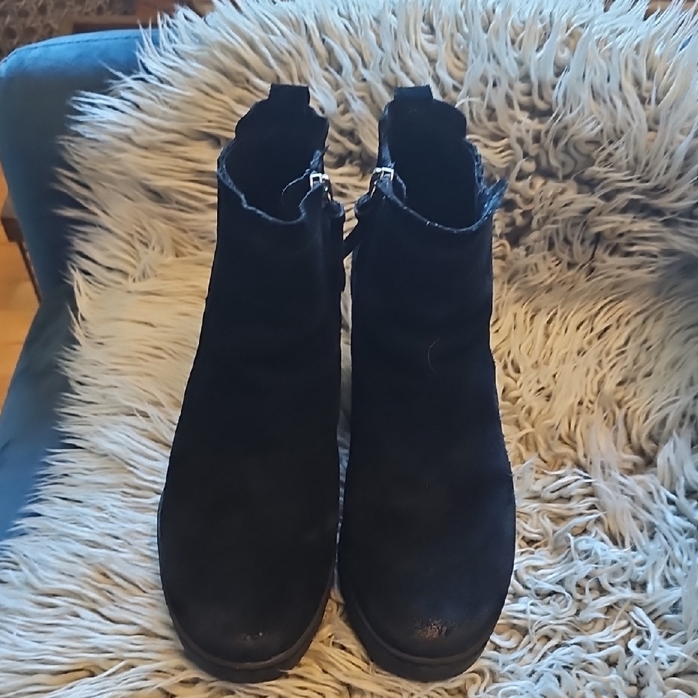 Sofft. Black Ankle Boots with Side Zipper and Rounded Toe